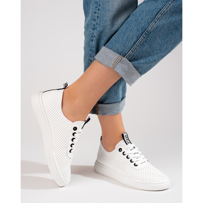 Sapatos desportivos de mulher Shelovet brancos perfurados 1