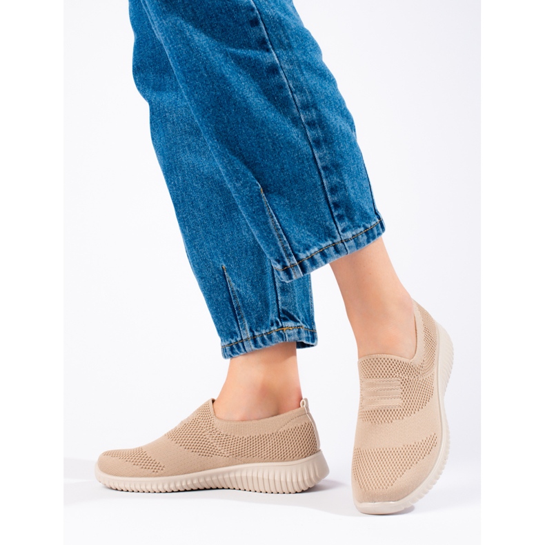 Tênis esportivo bege Shelovet de tecido leve 1