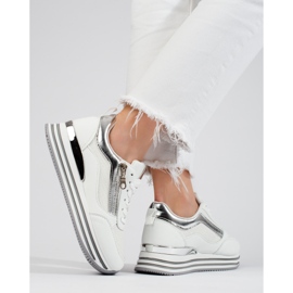 Tênis branco e prata na plataforma Shelovet 1