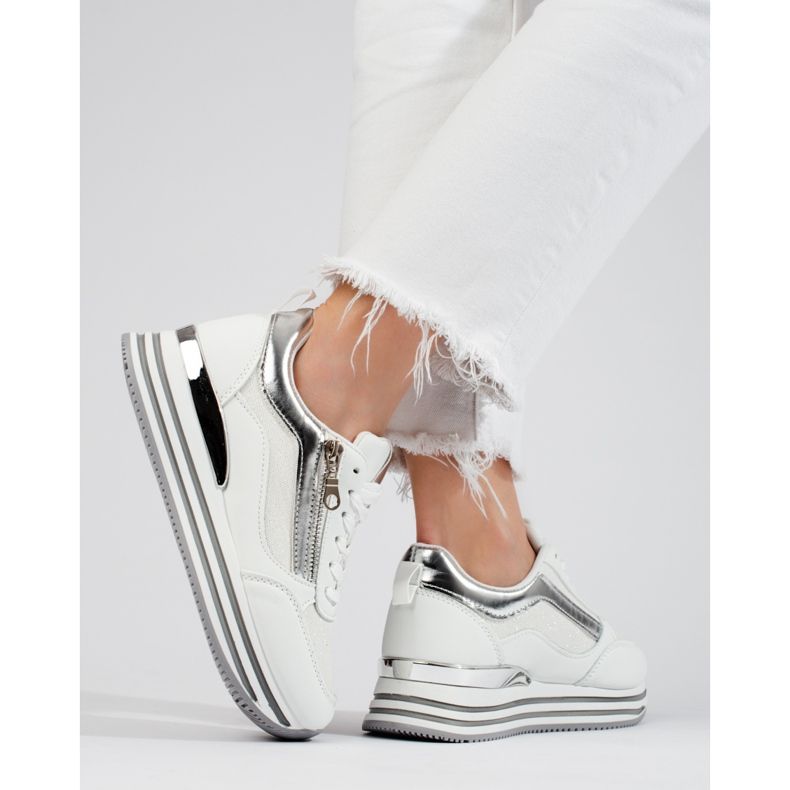 Tênis branco e prata na plataforma Shelovet 1