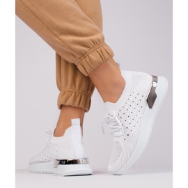 Tênis esportivo branco vazado Shelovet 1