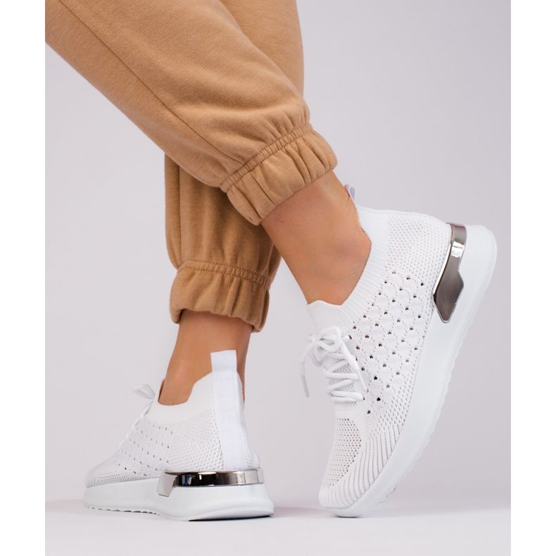 Tênis esportivo branco vazado Shelovet 1