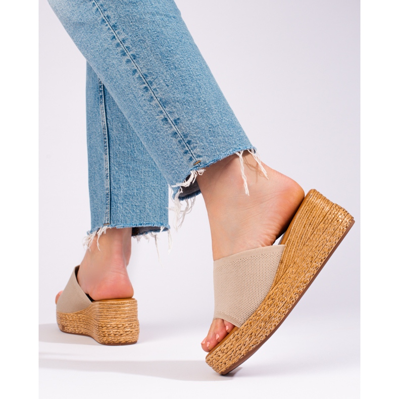 Sandálias de cunha de mulher com recortes em bege Shelovet 2