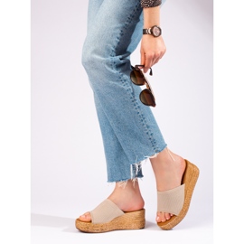 Sandálias de cunha de mulher com recortes em bege Shelovet 1