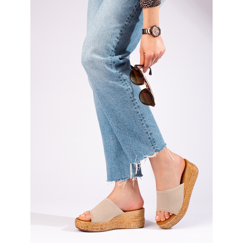 Sandálias de cunha de mulher com recortes em bege Shelovet 1