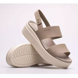 Sandália Crocs Brooklyn Low Wedge W 206453-2YI bege 1 Sandália Crocs Brooklyn Low Wedge W 206453-2YI bege 1