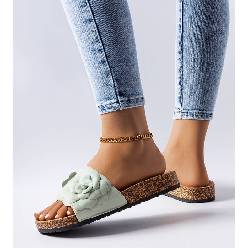 Sandálias verdes decoradas com uma flor Desaulniers 1