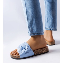 Sandálias azuis decoradas com uma flor da Desaulniers azul 2