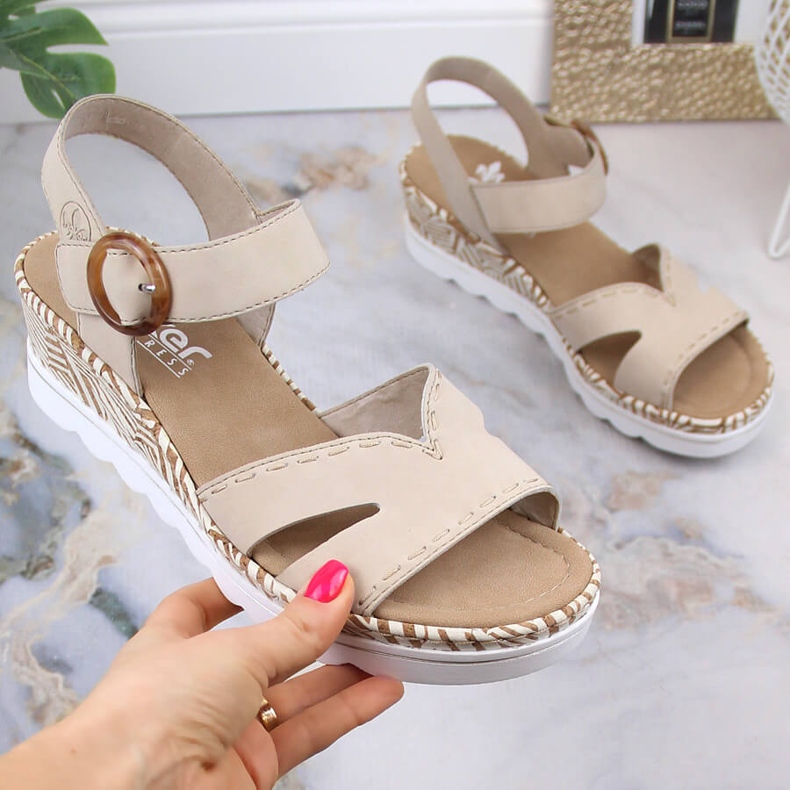 Sandálias de cunha femininas confortáveis ​​bege Rieker 67173-60 1