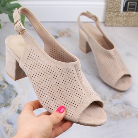 Sandálias femininas de camurça vazadas em bege Potocki LE20003 1