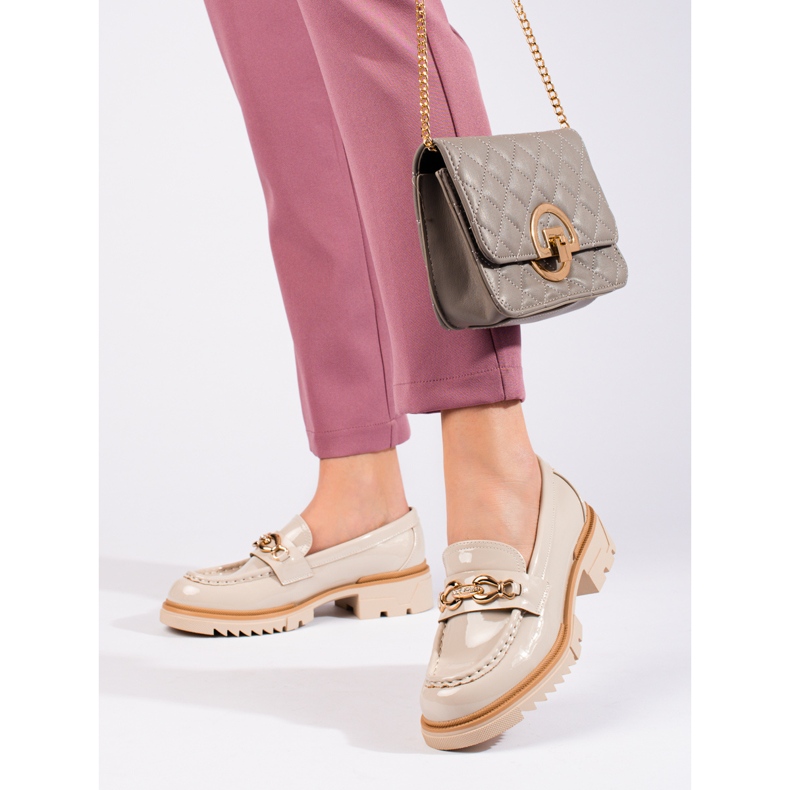 Brogue bege envernizado com detalhes em dourado Shelovet 2