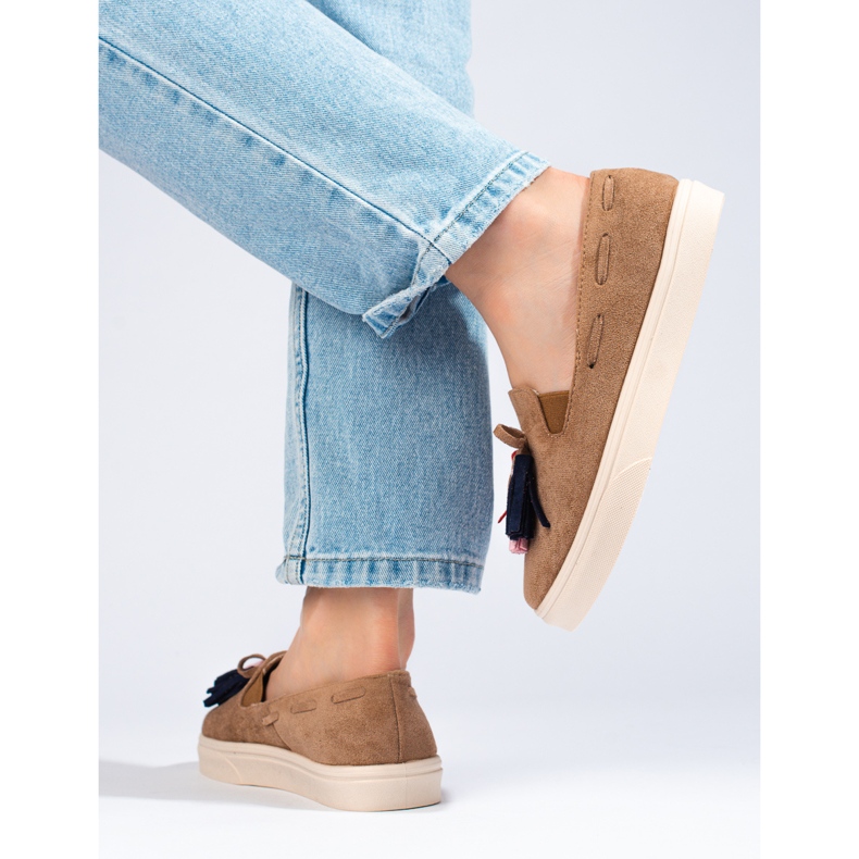 Slip-on de camurça marrom com borlas Shelovet bege 1