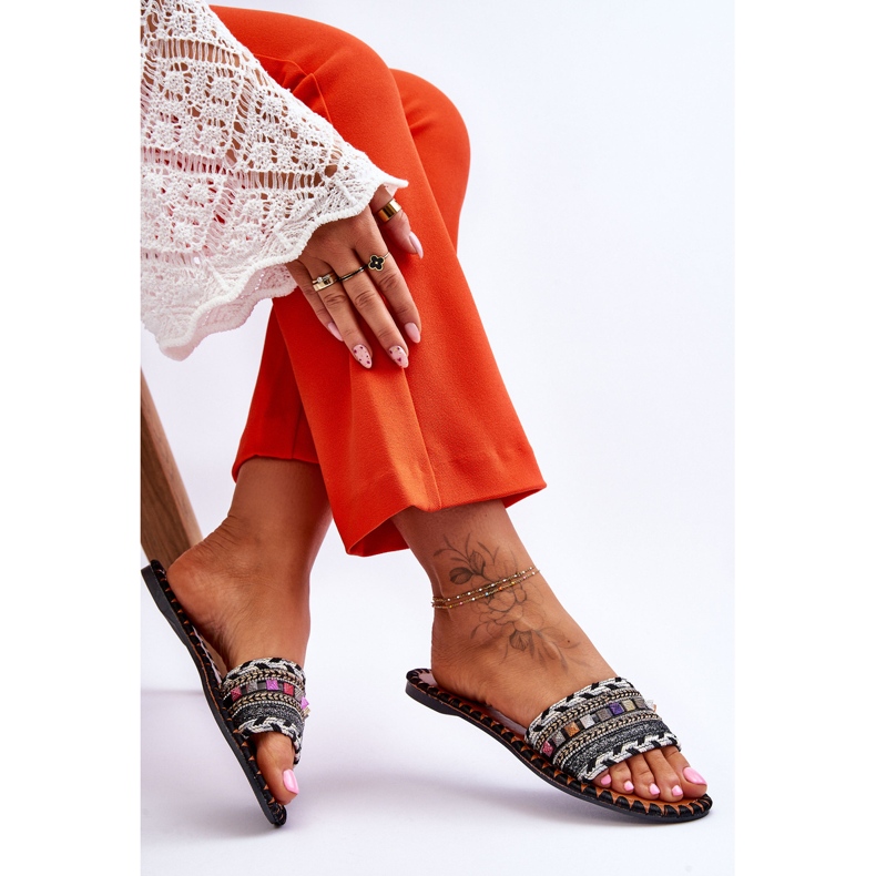 Chinelos femininos pretos com enfeites Bellisa 2