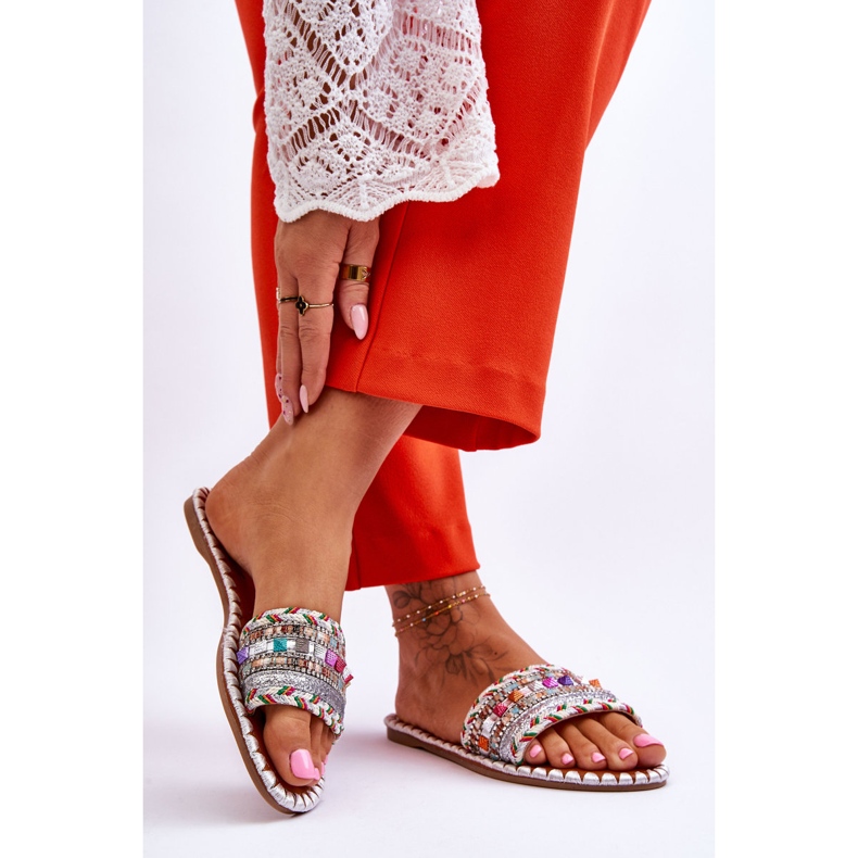 Sandálias femininas com aplicações brancas Bellisa prata 2