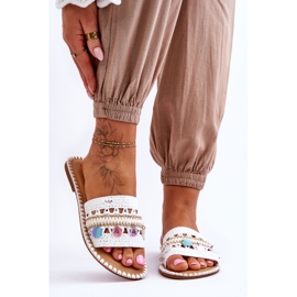 Chinelos femininos trançados com enfeites branco Millano 1