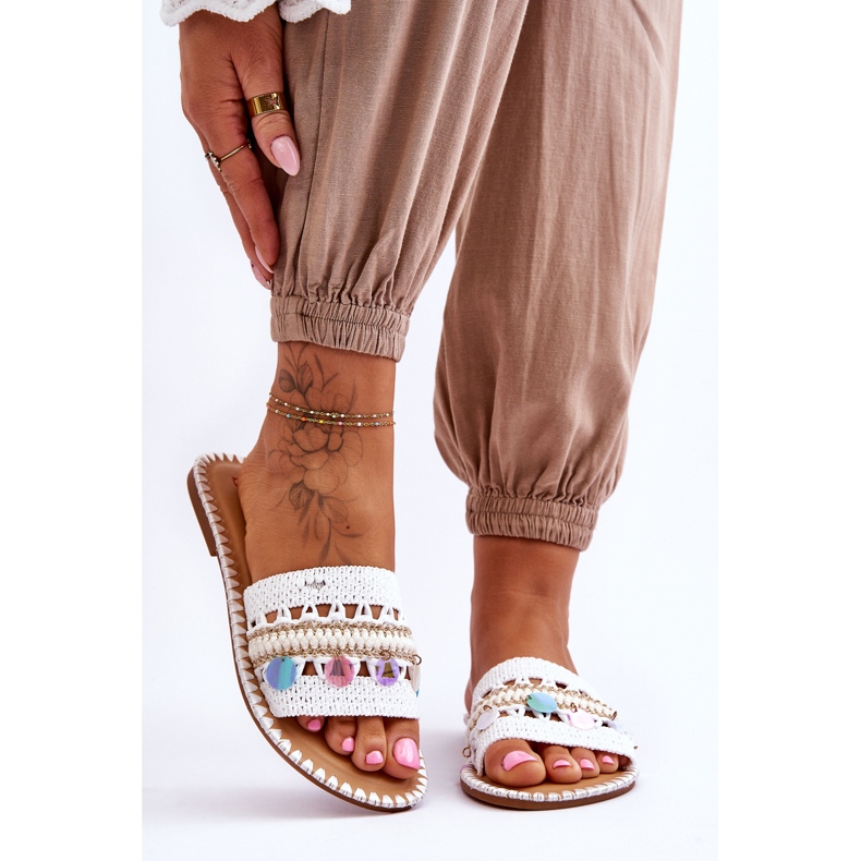 Chinelos femininos trançados com enfeites branco Millano 1