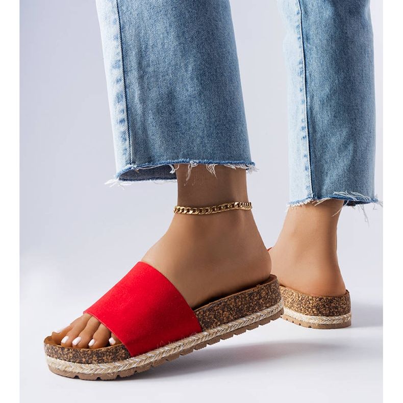 Chinelos vermelhos com sola de cortiça da Clovis 2