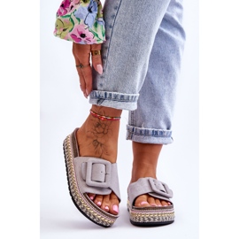 Sandálias femininas em uma plataforma decorada Grey Joyce cinza 1