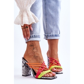 Chinelos de salto alto com tiras de cobra Neon Beckie preto 1