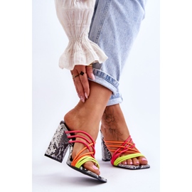 Chinelos de salto alto com tiras de cobra Neon Beckie preto 2