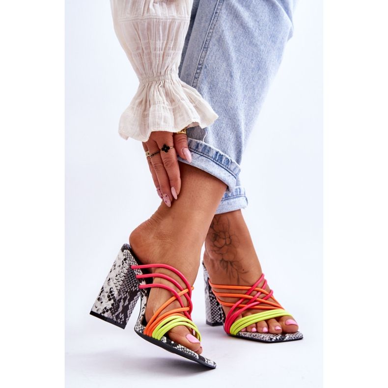 Chinelos de salto alto com tiras de cobra Neon Beckie preto 2