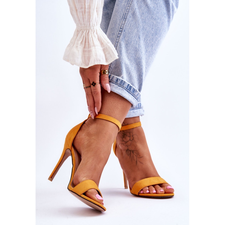 Sandálias de camurça em um salto alto Liberty amarelo 2