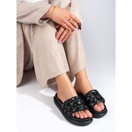 Chinelos pretos em uma plataforma Shelovet grossa 1