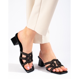 Chinelos Shelovet pretos elegantes de mulher no poste 1