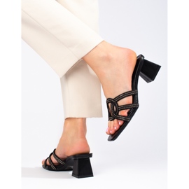 Chinelos Shelovet pretos elegantes de mulher no poste 2