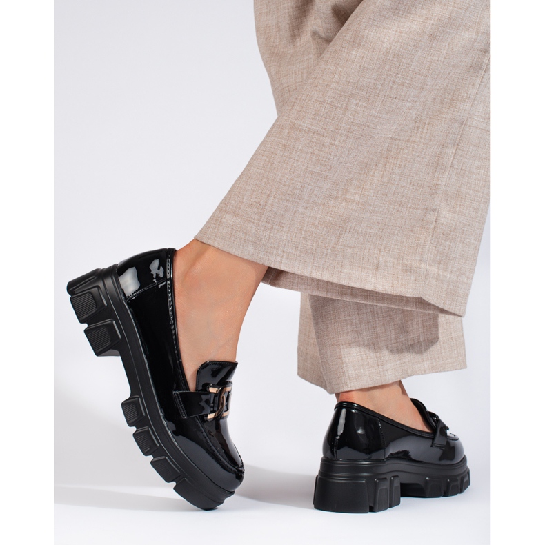 Mocassim preto envernizado com enfeite Shelovet 1