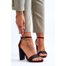 Sandálias de Salto Alto de Cetim Preto Linsy 1
