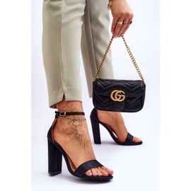 Sandálias de Salto Alto de Cetim Preto Linsy 2