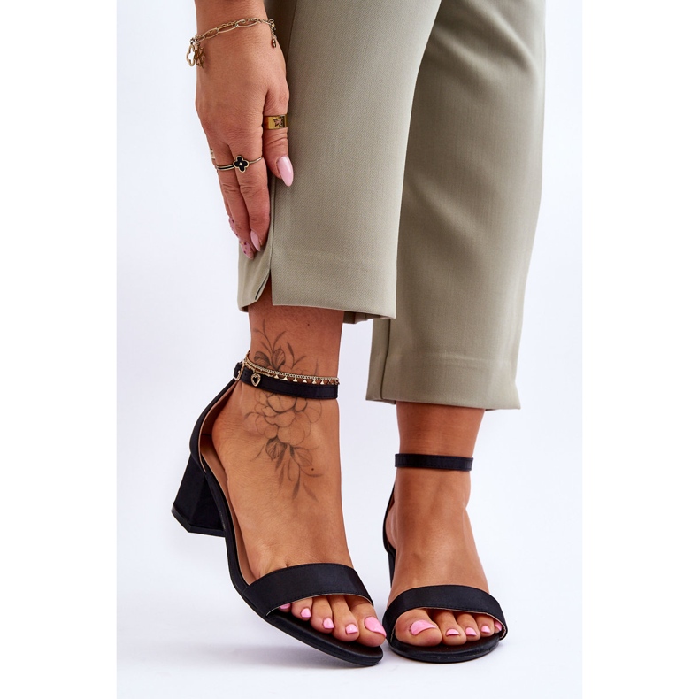 PG1 Sandália Salto Baixo de Cetim Preto Julieta 1