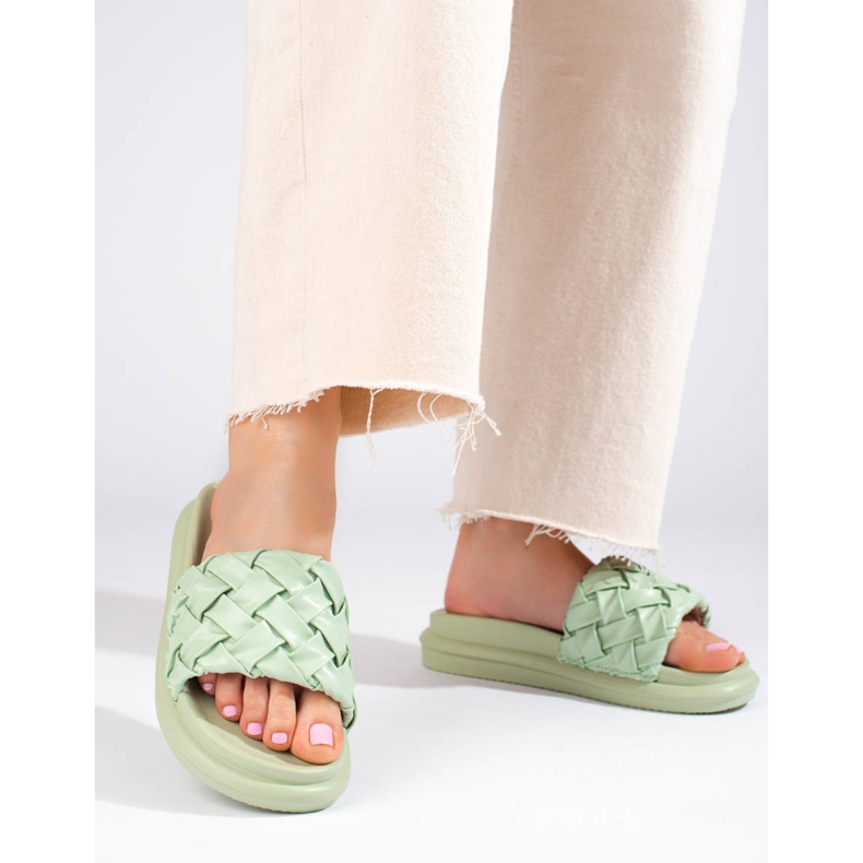 Chinelos verdes claros em uma plataforma Shelovet grossa 1