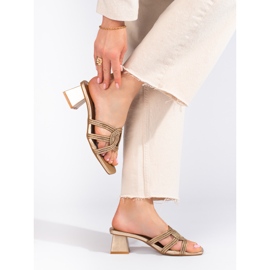 Chinelos dourados Shelovet elegantes para mulher no poste 2