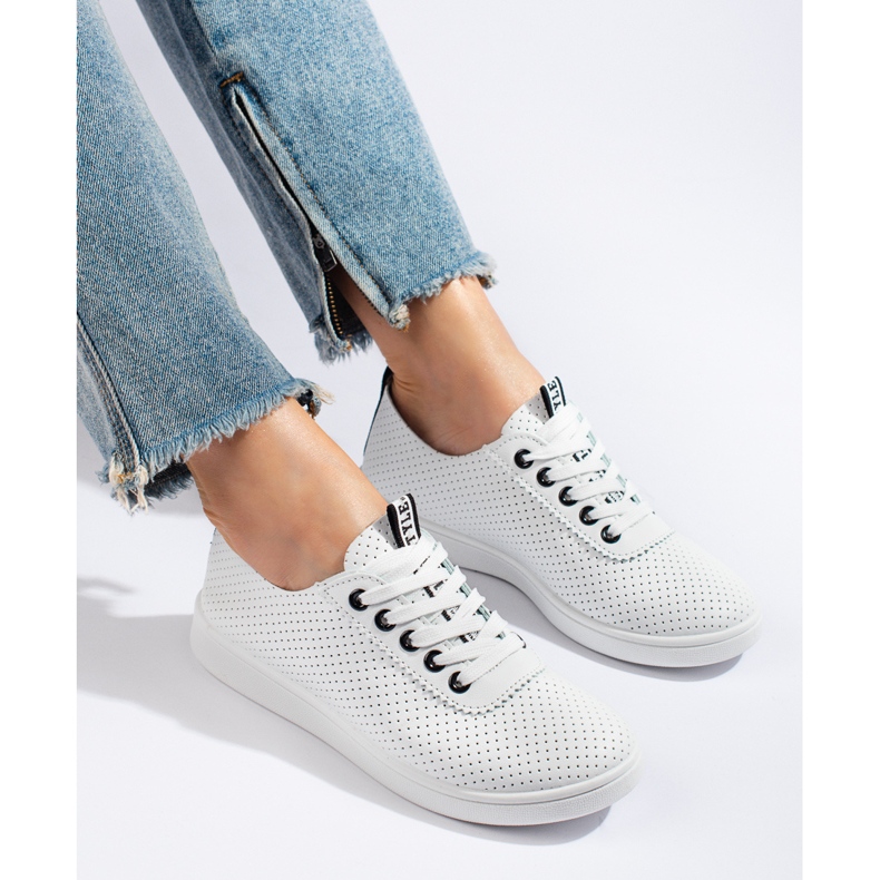 Ténis de mulher Shelovet brancos vazados preto 2