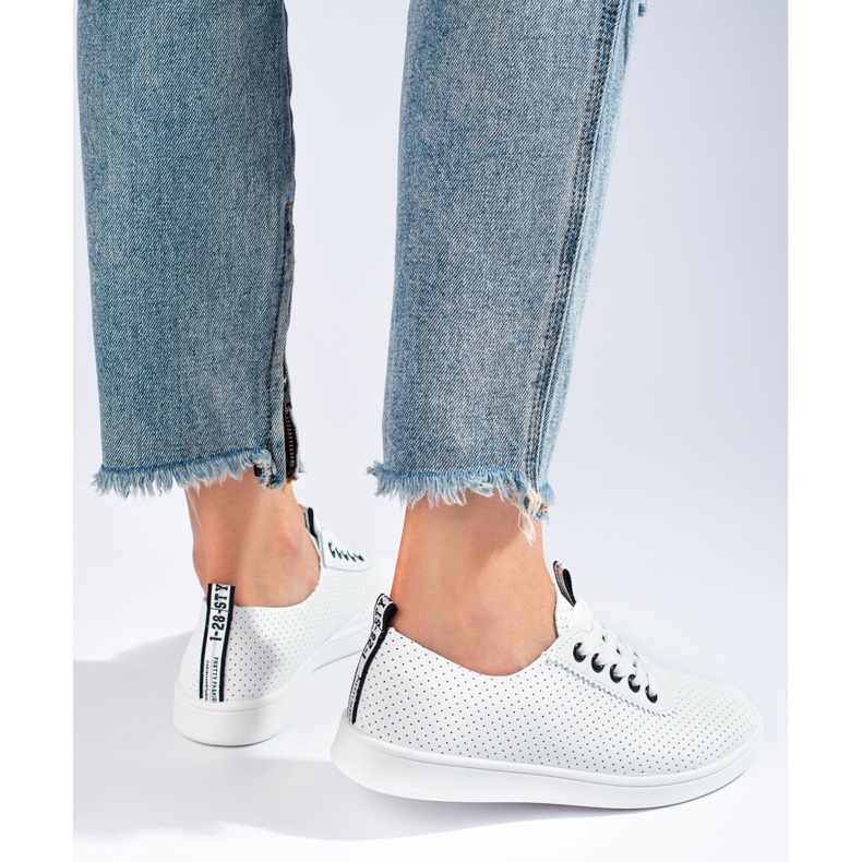 Ténis de mulher Shelovet brancos vazados preto 1