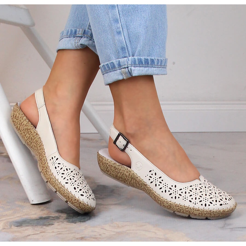 Sandálias confortáveis ​​de couro vazadas bege Rieker 44861-60 2