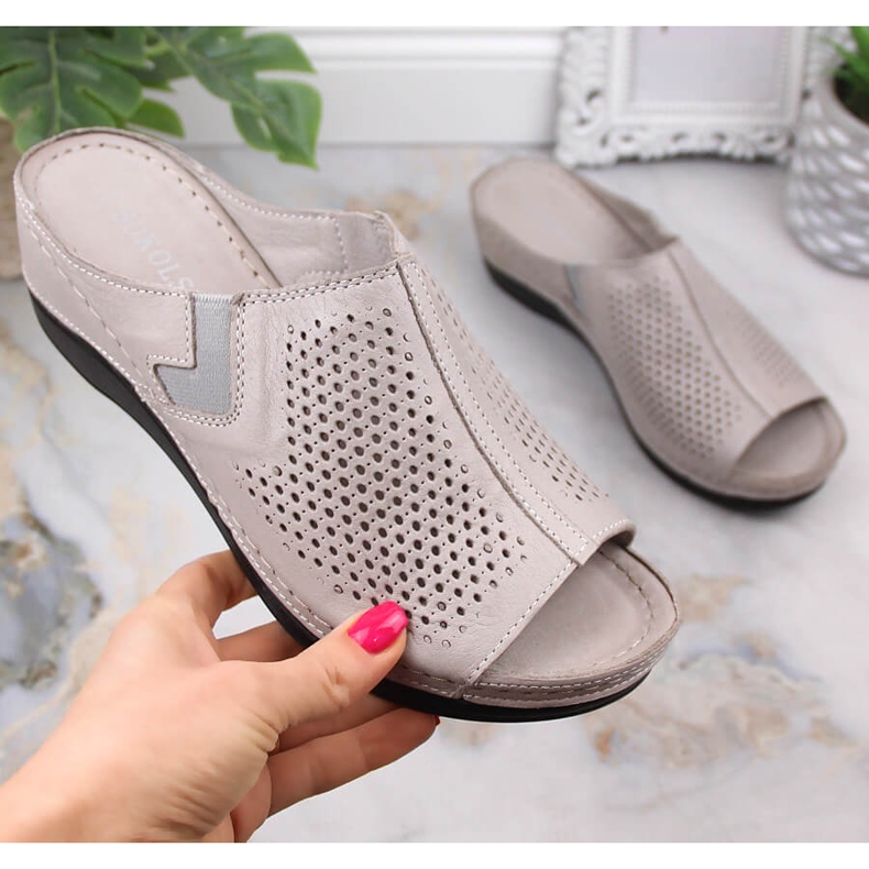 Sandálias femininas de couro com salto T.Sokolski L22-518 bege 1