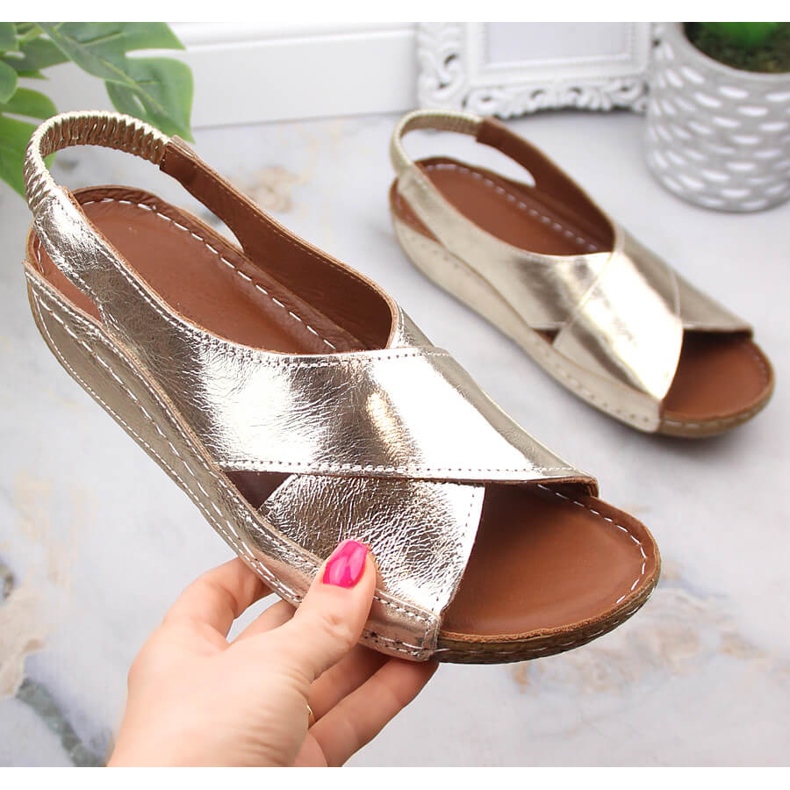 Sandália feminina em couro envernizado dourado T.Sokolski L22-1001 1