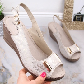 Sandálias de cunha de mulher bege brilhante T.Sokolski L23-444 1