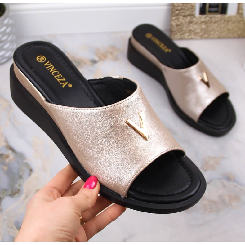 Sandálias de cunha de mulher com elástico dourado metálico Vinceza 17247 1