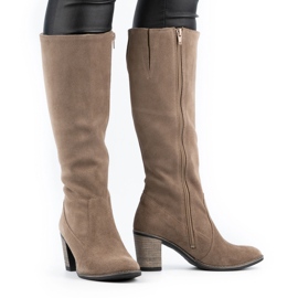 Olivier Botas isoladas femininas em poste de terra bege 1