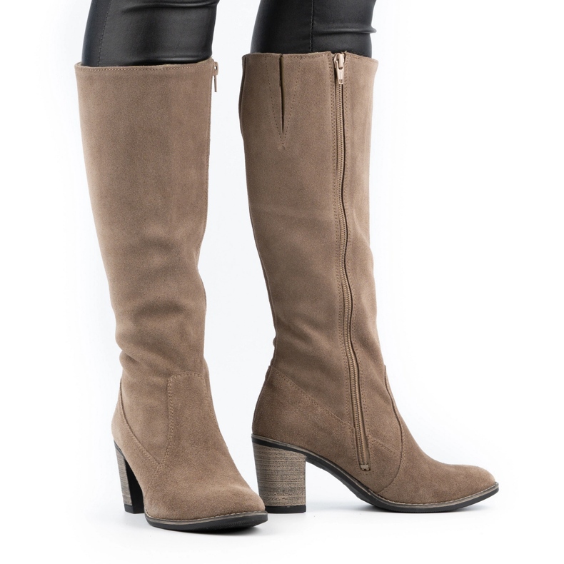 Olivier Botas isoladas femininas em poste de terra bege 1