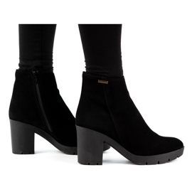 Olivier Botas isoladas de camurça femininas Riva em um poste preto 1