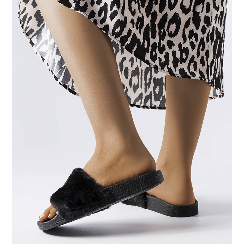 Slides pretos com pele de marfim 2 Slides pretos com pele de marfim 2