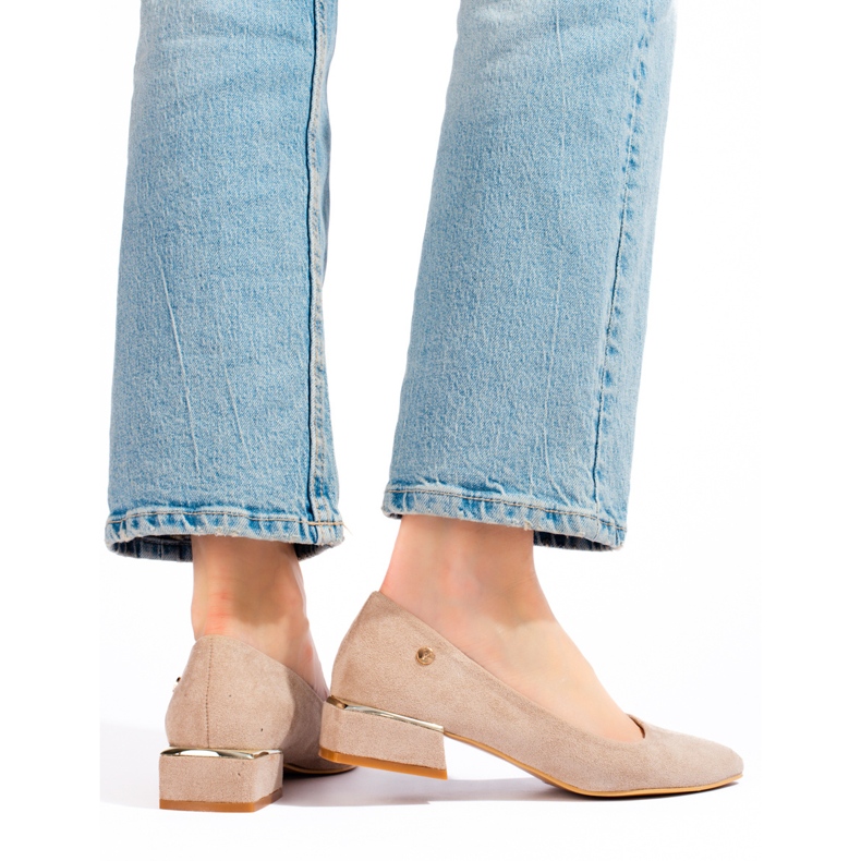 Sabrinas femininas de salto baixo em camurça bege, Vinceza 1