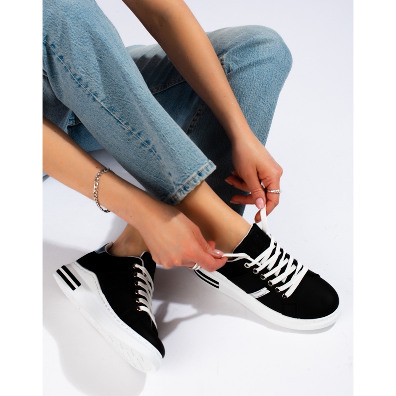 Tênis preto com solado grosso da Shelovet 1