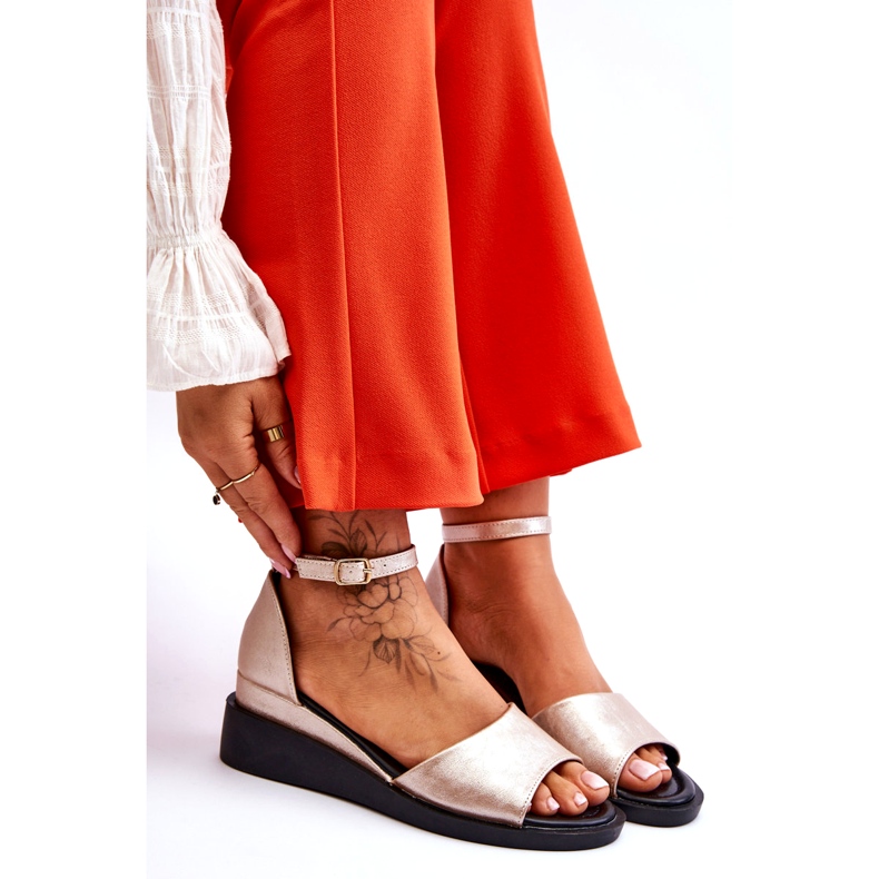 Vinceza Sandália feminina clássica de couro com cunha dourada Truett dourado 4