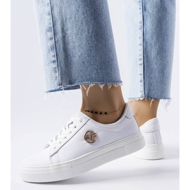 Venezia Tênis branco decorado com um logotipo Vincez dourado 1